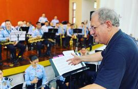 El músico estadounidense Robert "Bob" Herman ensaya con la Banda de Músicos de la Policía Nacional para el concierto que ofrecerán este martes en el Teatro Municipal de Asunción.