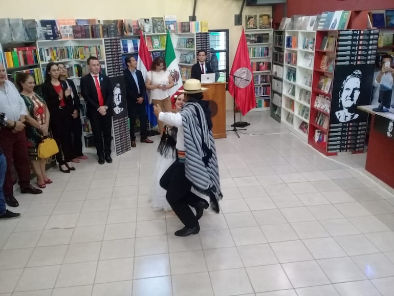 El Fondo de Cultura Económica (FCE) cuenta con una librería en Paraguay. Se llama "Josefina Plá" y está situada en el Campus de la Universidad Nacional de Asunción (UNA).