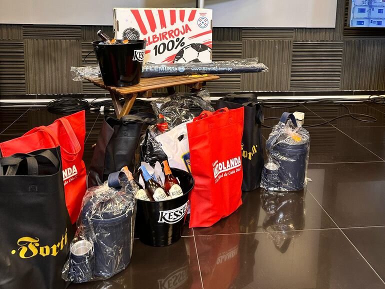 Los regalos de Ancho Deportivo en la previa de Colombia vs. Paraguay por ABC Cardinal.