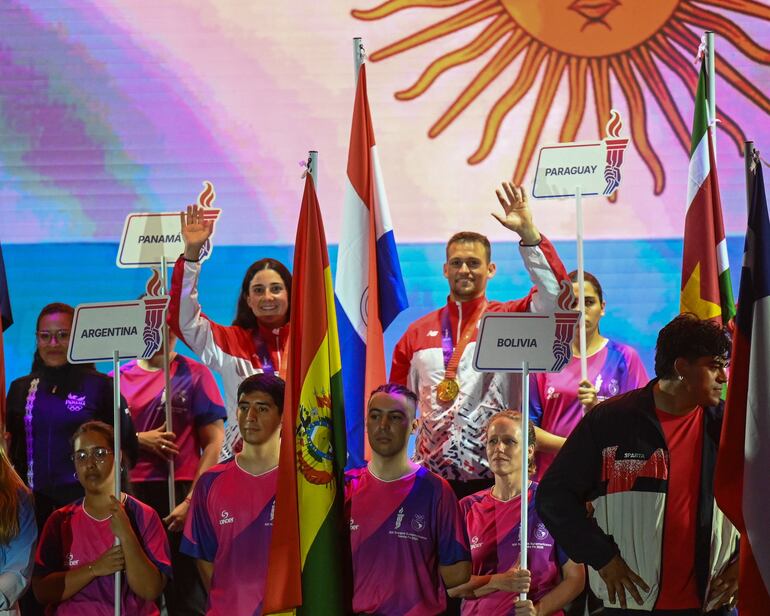 Ana Paula Fernandes y Lars Flaming cerraron los Juegos Santa Fe 2026 como los abanderados del Team Paraguay.