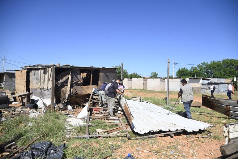 Funcionarios municipales iniciaron ayer el desalojo de los damnificados que están viviendo en una de las fracciones a ser hoy subastada.