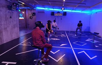 Vista de la sala de realidad virtual en la que se puede ver "Opus VR". El largometraje, dirigido por Michael Kovich Jr., ofrece una experiencia inmersiva e innovadora.