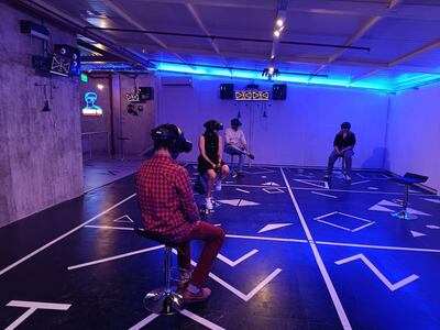 Vista de la sala de realidad virtual en la que se puede ver "Opus VR". El largometraje, dirigido por Michael Kovich Jr., ofrece una experiencia inmersiva e innovadora.