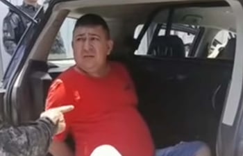 El paraguayo Crispín Fernández en una patrullera de la Policía Militar de Brasil.