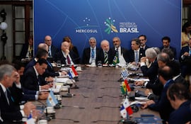 El presidente de Brasil, Luiz Inácio Lula da Silva (c), habla durante la Sesión Plenaria de la Cúpula de Jefes de Estado de los Estados Partes de Mercosur y de los Estados Asociados este sábado, en Foz de Iguazú (Brasil). Lula da Silva, afirmó en la cumbre del Mercosur que mientras espera que la Unión Europea demuestre voluntad política para firmar un acuerdo comercial, el bloque sudamericano seguirá trabajando con otros socios.