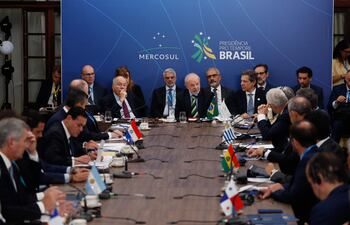 El presidente de Brasil, Luiz Inácio Lula da Silva (c), habla durante la Sesión Plenaria de la Cúpula de Jefes de Estado de los Estados Partes de Mercosur y de los Estados Asociados este sábado, en Foz de Iguazú (Brasil). Lula da Silva, afirmó en la cumbre del Mercosur que mientras espera que la Unión Europea demuestre voluntad política para firmar un acuerdo comercial, el bloque sudamericano seguirá trabajando con otros socios.