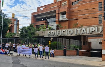 Manifestación de descontratados de la Itaipú. Archivo.