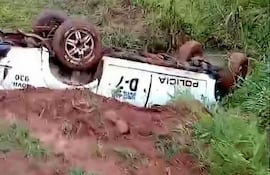 Patrullera cayó a la cuneta de un camino vecinal en San Rafael del Paraná
