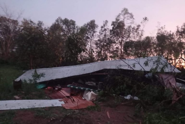 Escena de desolación con un techo de metal colapsado y escombros en la zona de Unión