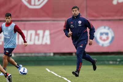 SANTIAGO (CHILE), 17/11/2023.- Fotografía cedida por la Federación de Fútbol de Chile (FFCh) que muestra al entrenador interino de la selección chilena de fútbol, Nicolás Córdova (d), durante un entrenamiento hoy, en el complejo Juan Pinto Durán en Santiago (Chile). EFE/ Cortesía Federación de Fútbol de Chile/SOLO USO EDITORIAL/SOLO DISPONIBLE PARA ILUSTRAR LA NOTICIA QUE ACOMPAÑA (CRÉDITO OBLIGATORIO)