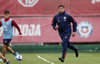 SANTIAGO (CHILE), 17/11/2023.- Fotografía cedida por la Federación de Fútbol de Chile (FFCh) que muestra al entrenador interino de la selección chilena de fútbol, Nicolás Córdova (d), durante un entrenamiento hoy, en el complejo Juan Pinto Durán en Santiago (Chile). EFE/ Cortesía Federación de Fútbol de Chile/SOLO USO EDITORIAL/SOLO DISPONIBLE PARA ILUSTRAR LA NOTICIA QUE ACOMPAÑA (CRÉDITO OBLIGATORIO)