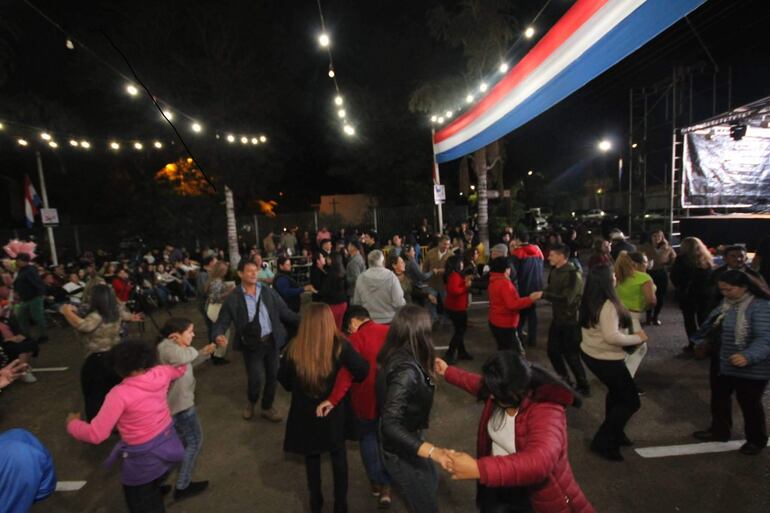 El emotivo momento vivido por las madres, quienes compartieron un baile con sus hijos durante el festival artístico realizado en Carapeguá.