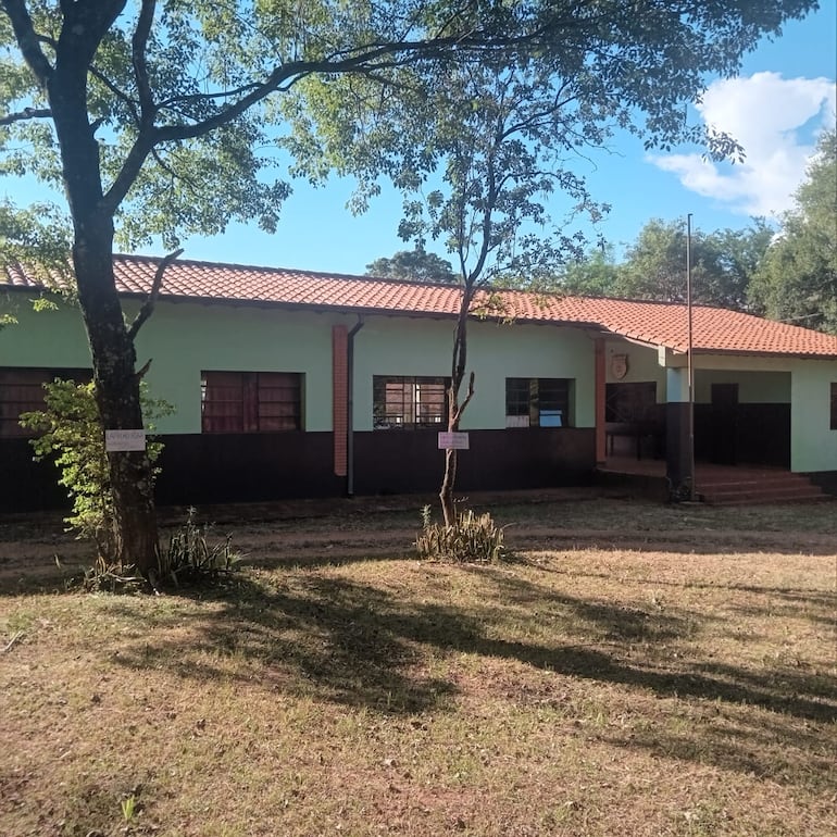 En el Colegio Nacional Dr. Moisés S. Bertoni de Ybycuí, el techo corre riesgo de derrumbe.