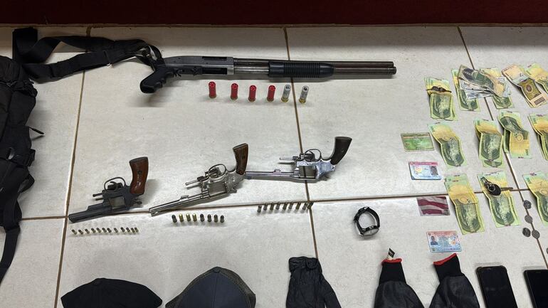 Las evidencias incautadas del poder de los detenidos. Las armas habrían sido usadas para el atraco.