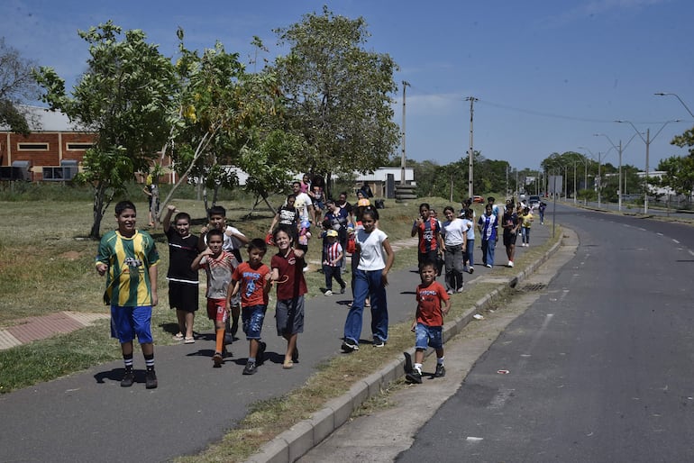 Niños abandonan la fábrica y vuelven a sus hogares tras la primera fecha de Escuelas Abiertas en San Francisco.