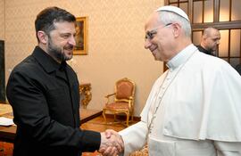 El presidente ucraniano Volodímir Zelenski y el papa León XIV durante su reunión de hoy.