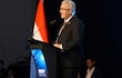 Hombre en el escenario con traje oscuro y corbata, frente a un atril con el logotipo de 'FEP 2026', flanqueado por la bandera de Paraguay.