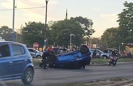 Así quedó el automóvil tras haber impactado con otro vehículo, cuyo conductor presuntamente cometió una imprudencia.