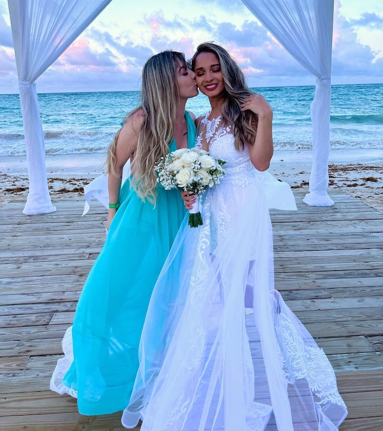 ¡Siempre unidas! Las mellizas Marilina y Mariela Bogado, el día de la boda de esta última en Punta Cana.