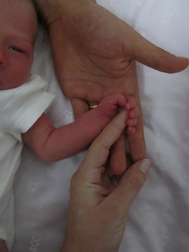 Con esta tierna postal, Oriana Sabatini y Paulo Dybala anunciaron la llegada de su esperada hija Gia. (Instagram/Paulo Dybala)