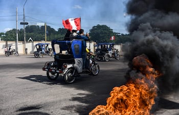 Personas se manifiestan bloqueando con sus mototaxis la carretera Federico Basadre este en Pucallpa (Perú). El alza en el precio de los combustibles ha desatado bloqueos de caminos y paro de transportistas en las ciudades de Pucallpa e Iquitos, las más importantes de la Amazonía de Perú, para exigir medidas gubernamentales que aseguren el abastecimiento de petróleo y gasolina.
