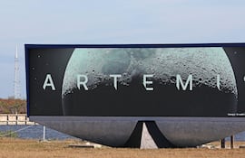 El cohete Space Launch System (SLS) de la misión Artemis II de la NASA y la nave espacial Orion se observan en la plataforma de lanzamiento 39B del Centro Espacial Kennedy, en Cabo Cañaveral, Florida, el 20 de febrero de 2026.
