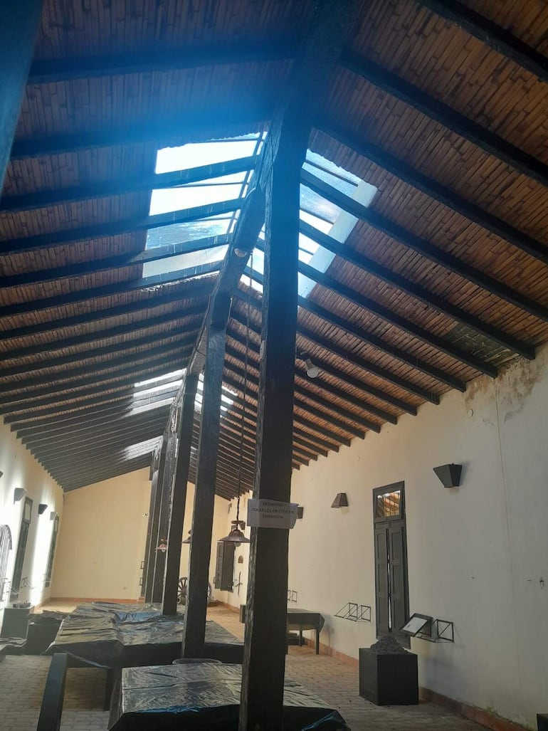 Las vitrinas con vestigios históricos se cubren para protegerlos durante la restauración.