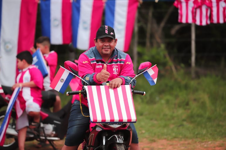Los fanáticos de la selección paraguaya acudieron a la Albiróga para despedir a los jugadores y el cuerpo técnico.