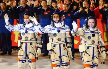 Los astronautas de la misión espacial Shenzhou-21, Zhang Lu (D), Zhang Hongzhang (I) y Wu Fei.