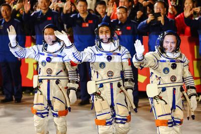 Los astronautas de la misión espacial Shenzhou-21, Zhang Lu (D), Zhang Hongzhang (I) y Wu Fei.