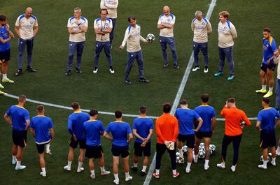El entrenador italiano del Inter de Milán, Simone Inzaghi (arriba C), se dirige a sus jugadores durante la sesión de entrenamiento MD-1 en la víspera del partido de la final de la UEFA Champions League entre el Inter de Milán y el Paris Saint-Germain (PSG) en Múnich, sur de Alemania.