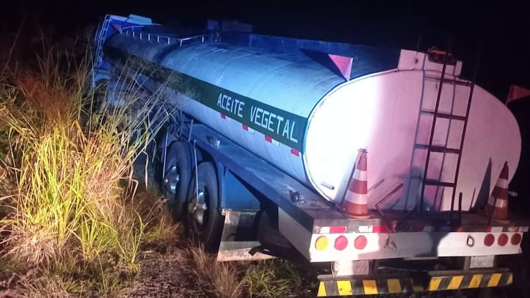 Piratas del asfalto asaltan camión y roban 27.000 litros de aceite vegetal en Tebicuary