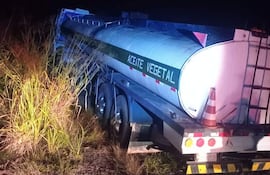 Un camión cisterna fue asaltado en Tebicuary, robando 27.000 litros de aceite vegetal.