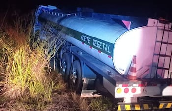 Un camión cisterna fue asaltado en Tebicuary, robando 27.000 litros de aceite vegetal.