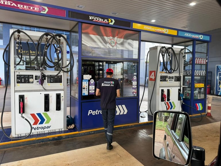 Reportan “mangueras caídas” en estaciones de Petropar por falta de combustible