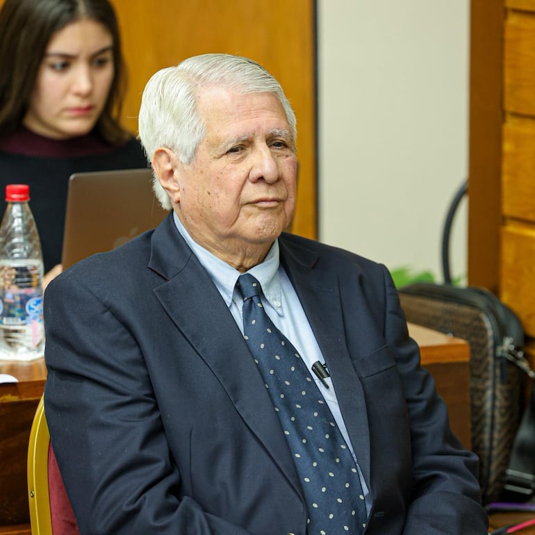 Senado homenajeó a médico científico en contraste con escándalo de Rivas y títulos “mau”