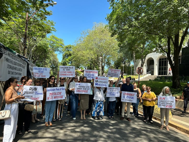 Escribanos vuelven a protestar contra RUN por “lento e improvisado”