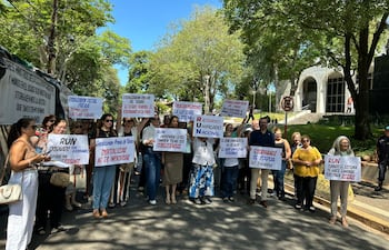 Escribanos de Itapúa se manifestaron este lunes frente al Palacio de Justicia de Asunción, contra la lenta aplicación de la del Registro Unificado Nacional.