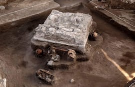 Fotografía cedida este martes, por el Instituto Nacional de Antropología e Historia que muestra el hallazgo de una pieza arqueológica en Tula, en Hidalgo (México).