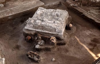 Fotografía cedida este martes, por el Instituto Nacional de Antropología e Historia que muestra el hallazgo de una pieza arqueológica en Tula, en Hidalgo (México).