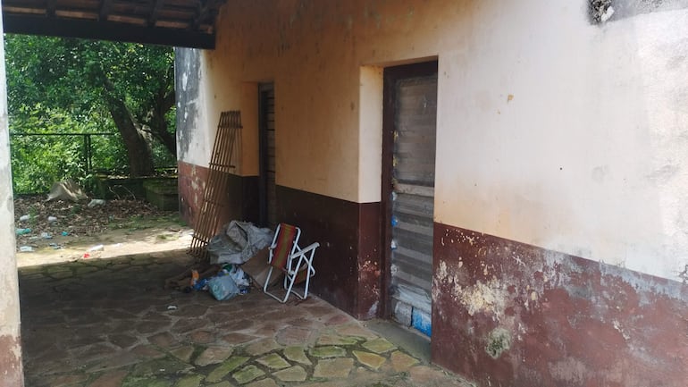 Antigua estación de trenes de Tebicuary se cae a pedazos en medio del abandono.