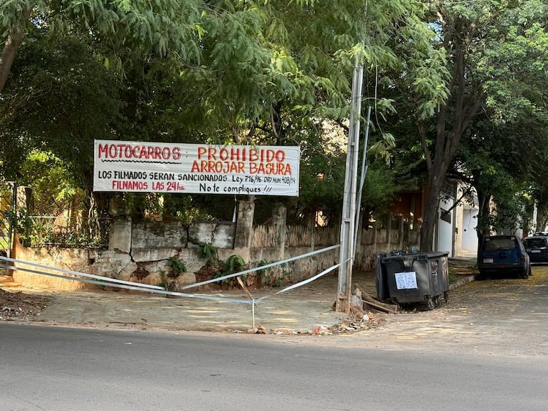 Vecinos de Bernardino Caballero colocaron pasacalles, cámaras y vallaron la esquina para evitar la formación de basuras.