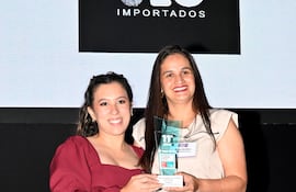 Daisy Fleitas y Elaina Mendoza recibieron el premio en nombre de LG Importados.