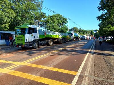 Los camiones cisternas de Apesa están en inmediaciones de Petropar.