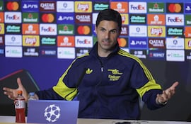 El técnico español del Arsenal, Mikel Arteta, durante la rueda de prensa que ha ofrecido hoy martes previo al encuentro que disputan Atlético de Madrid y Arsenal mañana miércoles en el estadio Metropolitano, en Madrid.
