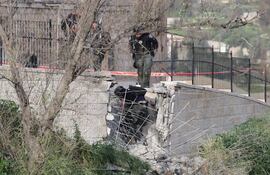 Policía israelí rodea una zona donde cayó un fragmento de un misil iraní en la ciudad sagrada de Jerusalén.