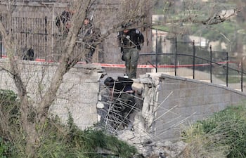 Policía israelí rodea una zona donde cayó un fragmento de un misil iraní en la ciudad sagrada de Jerusalén.