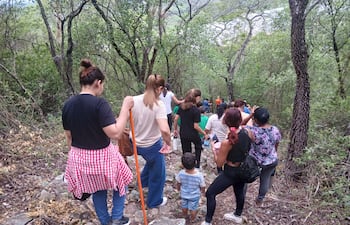 Muchos peregrinos escalaron esta mañana uno de los cerros Los Tres Hermanos, para participar de la misa central, junto a la imagen de la Virgen erigida en la cima.