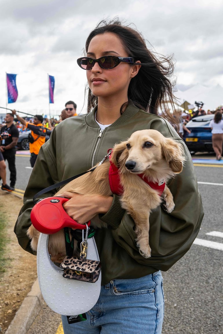 Alexandra y Leo, los incondicionales fans de Charles Leclerc llegaron juntitos al circuito de Silverstone. (Ben STANSALL / AFP)