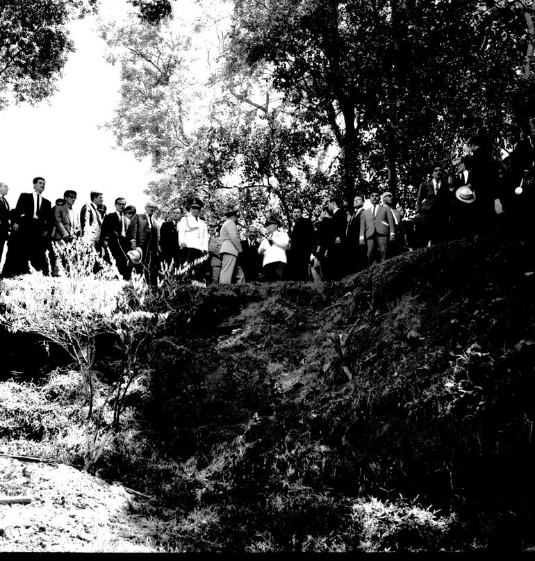Gran cantidad de personas observó el lugar donde falleció el Mariscal López en 1870 durante la celebración del Centenario de la Epopeya Nacional el 1 de marzo de 1970 en Cerro Corá.